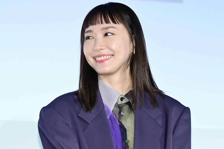 35歲的新垣結衣本月9日出席《異國日記》記者會，眉上齊瀏海造型很有新鮮感。翻攝ENCOUNT