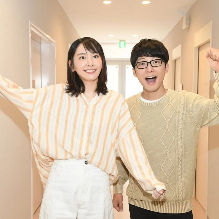 新垣結衣（左）和星野源2020年10月再續前緣拍《月薪嬌妻特別篇》，戲散人不散，11月開始以結婚為前提交往。翻攝nigehajigram IG
