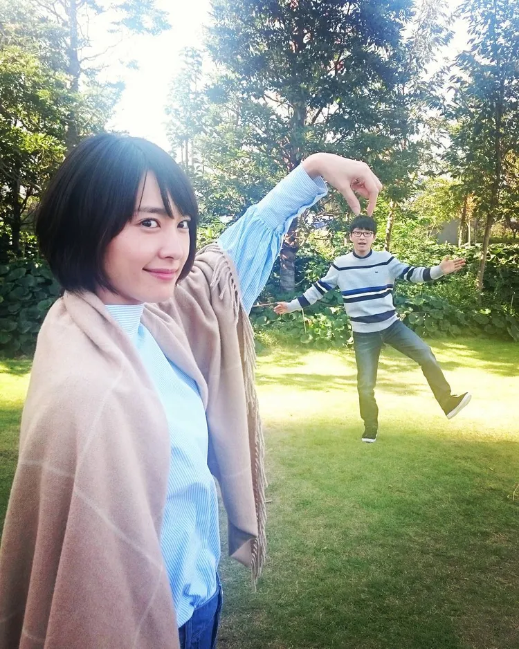 新垣結衣（左）2016年和星野源合作《月薪嬌妻》，當時的她甜美有靈氣。翻攝nigehajigram IG