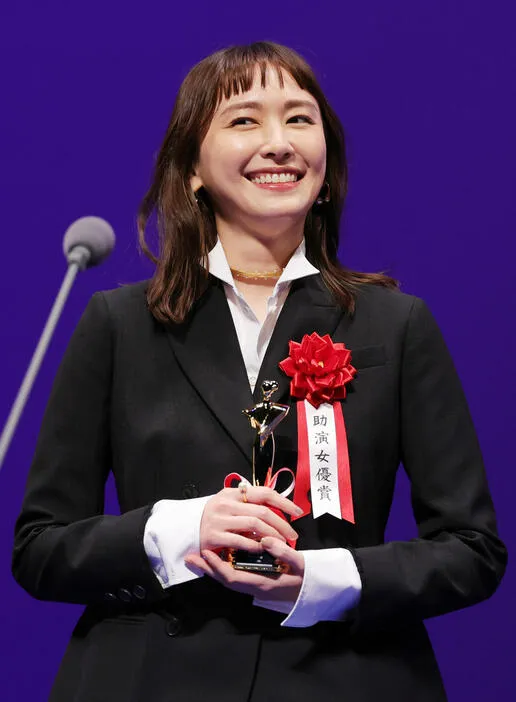 新垣結衣昨開心獲頒日本電影影評人大獎最佳女配角，不料當晚爆出老公偷吃。翻攝《日刊體育》