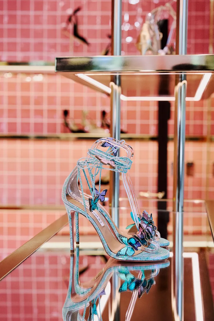 運用皮革手工打造相當逼真的蝴蝶造型。品牌提供