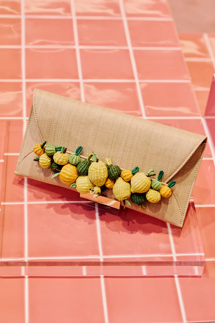 相同的拉菲草手工編織飾品沿用到包款之上。品牌提供