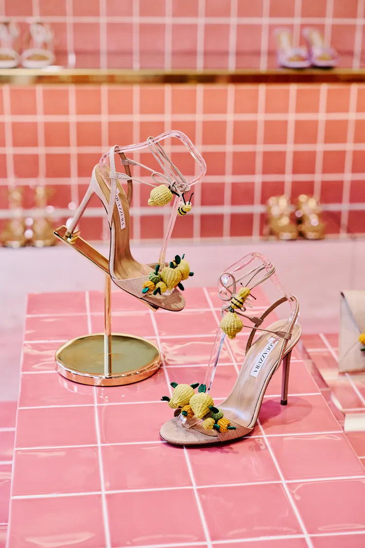 鞋款上的柑橘和蜜蜂是以拉菲草手工編織而成。品牌提供