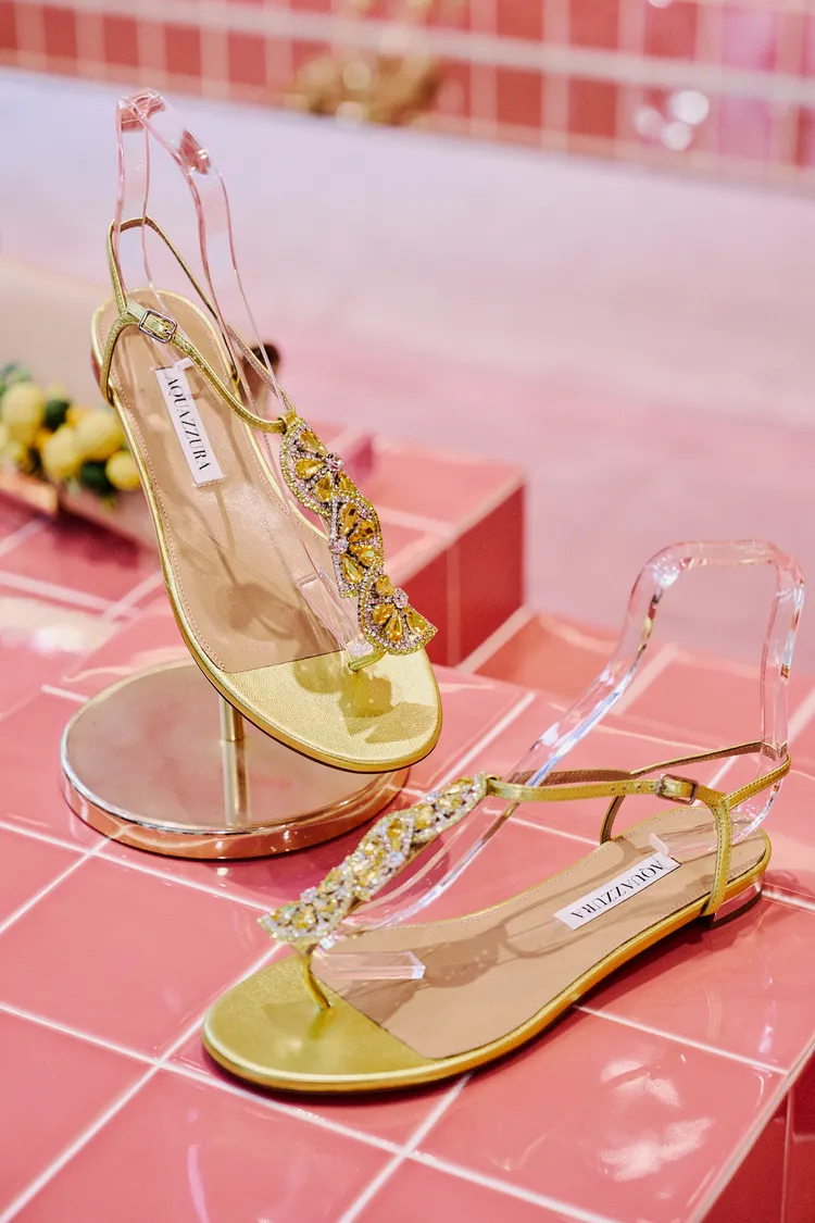 以水晶製成的檸檬片點綴在金屬皮革之上。品牌提供