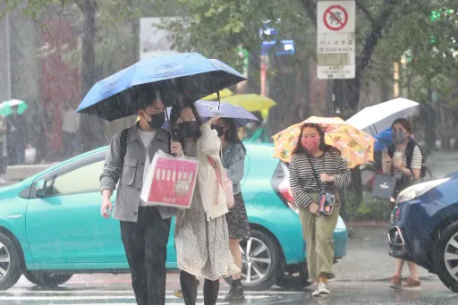 南高屏3縣市雷雨開炸　民眾在外留意雷擊及強陣風