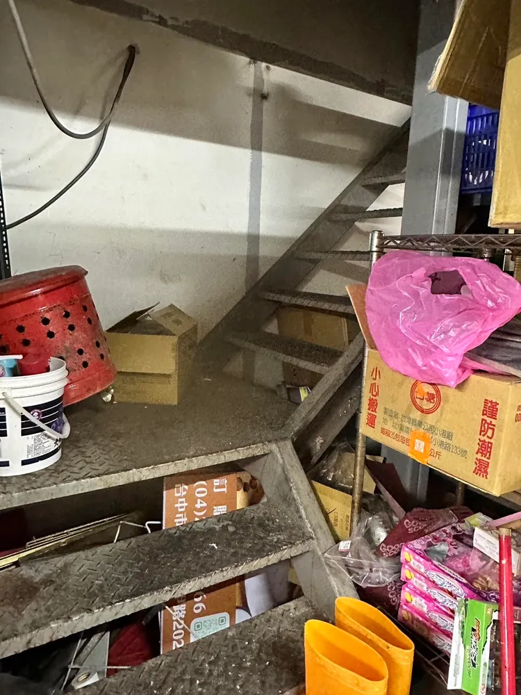 逢甲商圈1家蛋糕店被前員工爆料廚房髒亂。爆料民眾提供