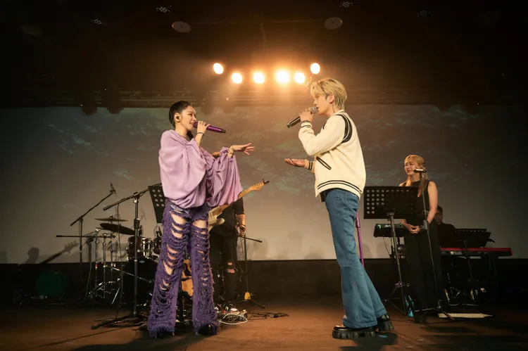 Bii畢書盡（右）突襲徐若瑄舞台。索尼音樂提供