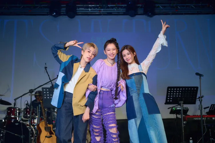 徐若瑄（中）和晨悠CHENYO合組「限定女團」。索尼音樂提供