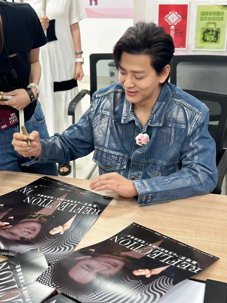 陳曉東親切位粉絲海報簽名。火爆娛樂提供