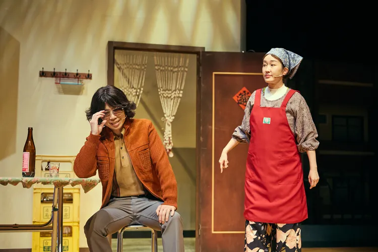 巴鈺（右）一人分飾多角，這是小店老闆娘遇上年輕文雄。活性界面製作提供/攝影：陳又維