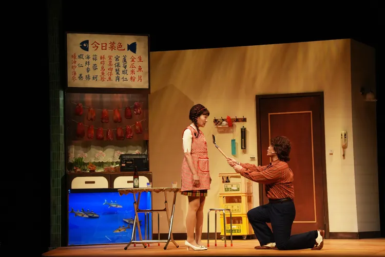 文雄（右）下跪求愛秀英。活性界面製作提供/攝影：林耿邦