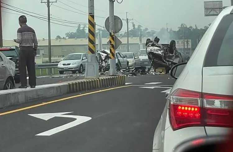 現場5部自小客車追撞，1部翻覆起火。翻攝臉書