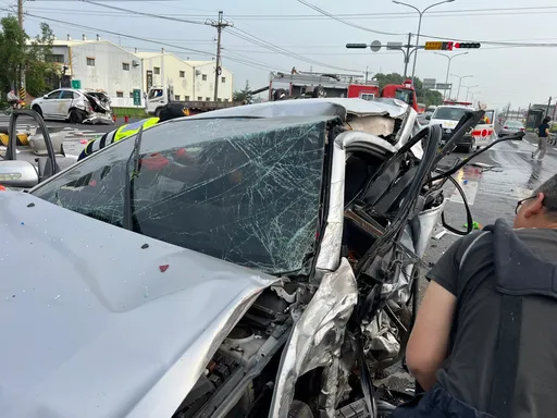 豐田工業區5車大追撞!1人無生命跡象、4人傷 火燒車慘況曝光