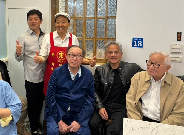 黃仁勳找林百里、張忠謀一起到寧夏夜市吃美食。讀者提供