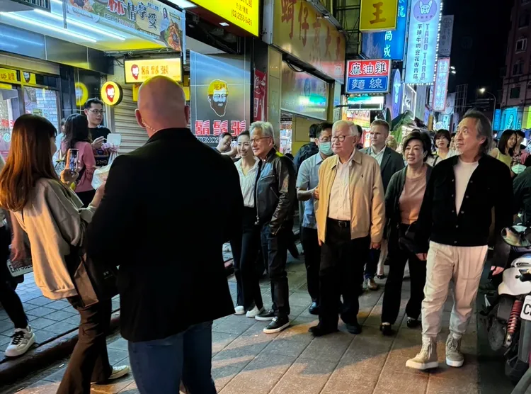 黃仁勳與科技巨頭逛夜市，身邊其實有多名保鑣護駕。特勤中心攝