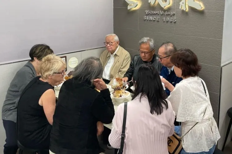 黃仁勳帶林百里、張忠謀夫婦等人一起在夜市吃豆花。讀者提供