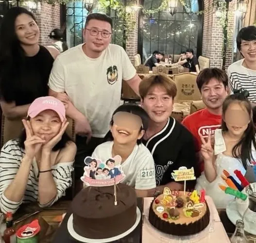 六月(前排左一)27日為李易慶生。翻攝李易臉書