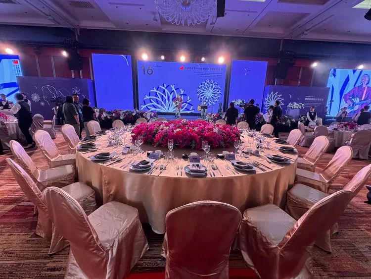 今年國宴佈置花材以臺灣最具國際競爭力且為臺南市花的蝴蝶蘭為主。市府提供