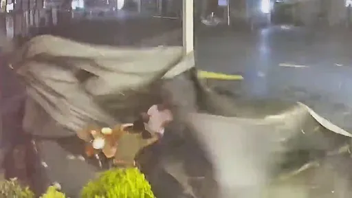 影片|狂風兩次警告趕不走 「6秒後掀桌了」KO白目雙人組