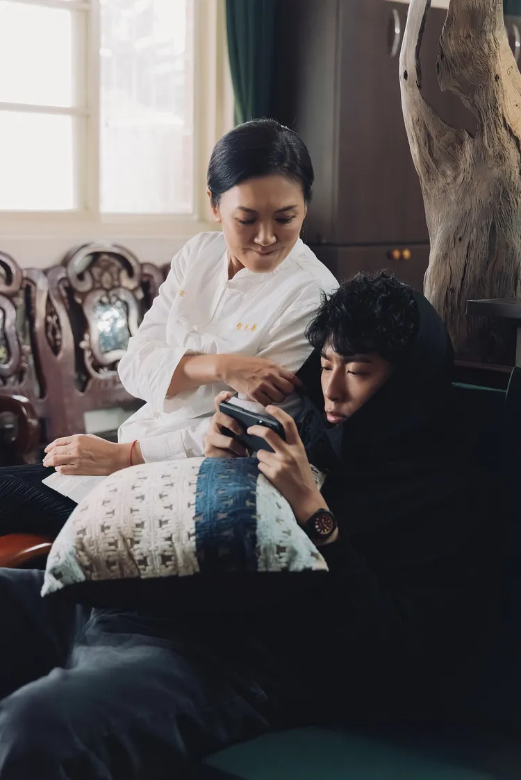 姚黛瑋（左）穿道袍飾演男主角蔡凡熙的「住持媽媽」，念兒子如念經，希望有通靈能力的兒子接下家業當道長。逆光電影提供