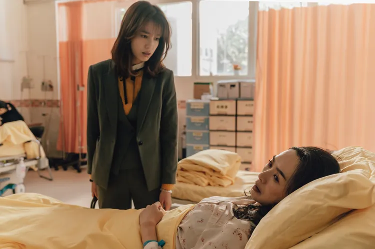 資深名模王靜瑩（右）扮演陳庭妮的「老公主媽媽」。逆光電影提供