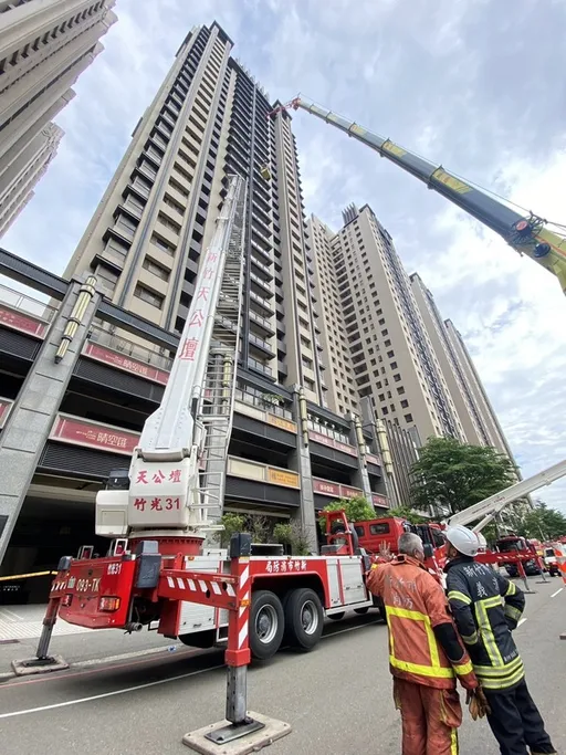竹市惡火｜韓國職員受困晴空匯電梯　「掰開1條縫」秒關上！機智救了自己