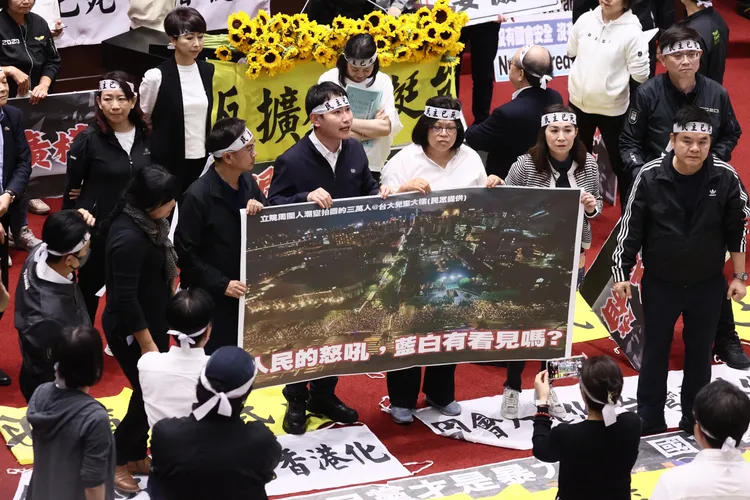 民進黨立委們拿出院外群眾最新情形。彭欣偉攝