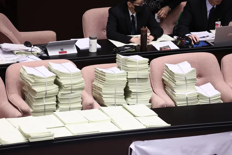議場堆積如山的提案。彭欣偉攝