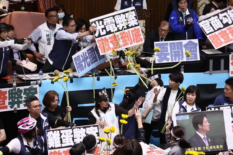 民進黨立委將太陽花扔向黃國昌。彭欣偉攝