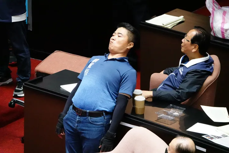 國民黨立委顏寬恒做伸展運動。莊宗達攝