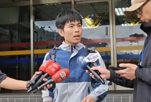 亂入!R哥信義區活動發假鈔 反骨男孩「培根」2度鞠躬道歉認「不成熟」