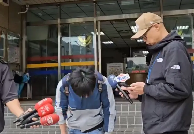 培根鞠躬道歉。民眾提供