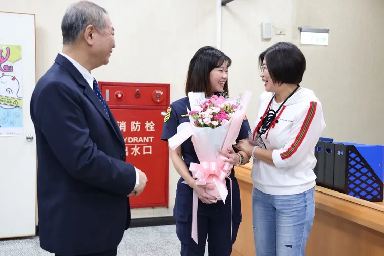 蘆洲分局偵查隊警員楊蕧菶的母親是三重分局的警務佐黃麗端。警方提供