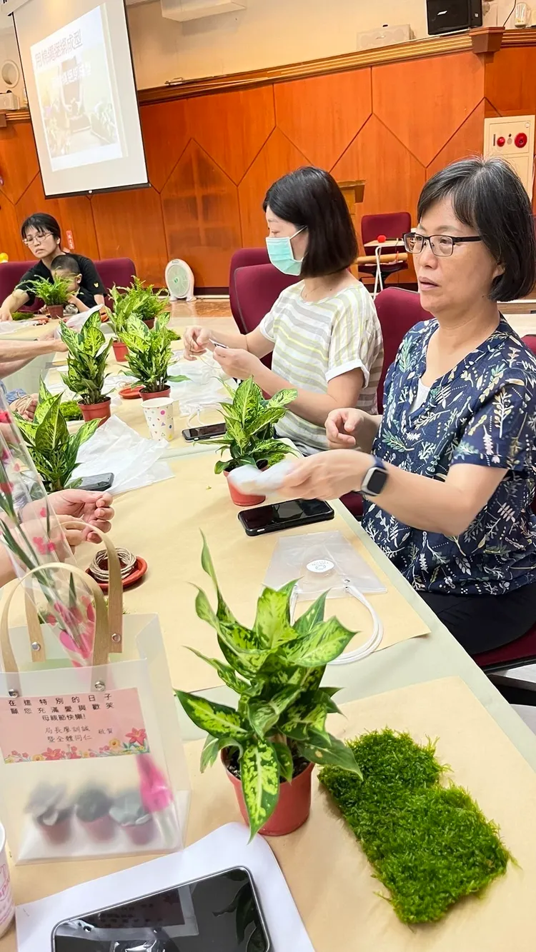 新北市警友會也贊助警局舉辦青苔球手作課程、多肉植物市集。警方提供