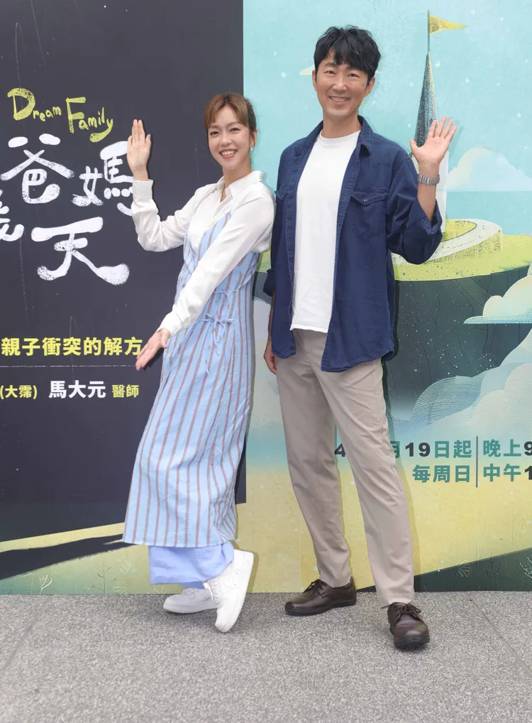 大霈（左）和親職專家馬大元主持公視《換個爸媽過幾天》第2季。公視提供