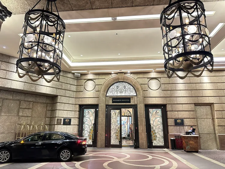 王心凌與少女時代前主唱Jessica大啖高檔鐵板燒後，一同返回她下榻文華東方酒店休息，隔天下午再送她一起出門。特勤中心攝