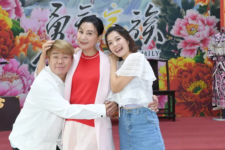 陳亞蘭（中）劇中兒女羅裕誴（左）、林雨宣提前為她慶祝母親節，母子情戲散人不散。公視台語台、華視提供