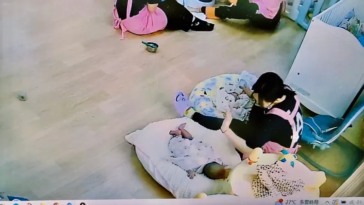 保母用力拍嗝，令家長心疼不忍。林燕祝提供