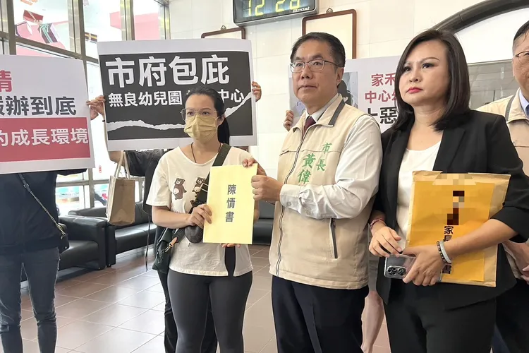 黃偉哲接獲家長當面陳情，強調「霸凌零容忍」。林燕祝提供