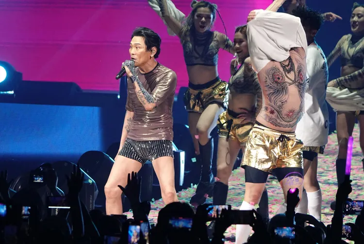 杜德偉熱唱《脫掉》。莊宗達攝