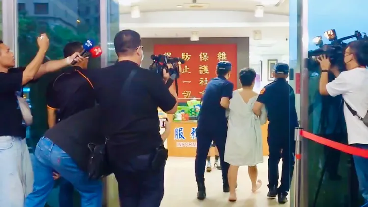 大批媒體守候。讀者提供