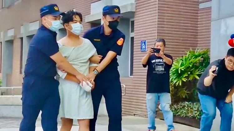 兇嫌被押至警局偵詢。讀者提供