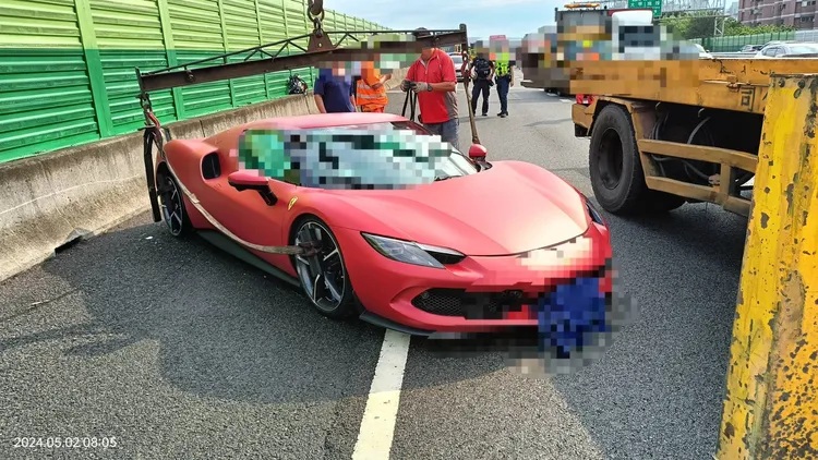 張男今駕駛法拉利超跑自撞護欄，距離3年前火燒車事故相距不到20公里。民眾提供