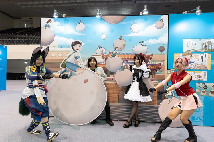 新竹在地漫畫家茜Cian與Coser合影。新竹市府提供