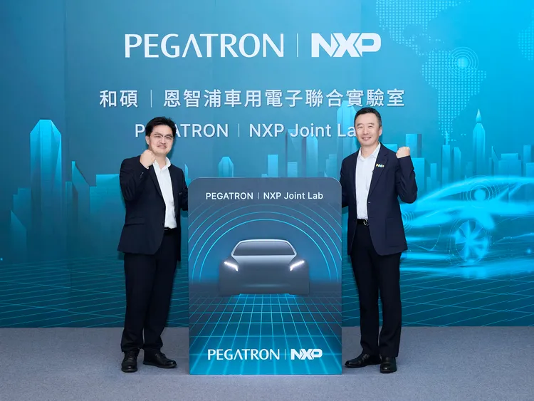 和碩攜手恩智浦半導體宣布啟用位於和碩聯合科技企業總部的聯合實驗室。由和碩聯合科技車用電子事業群暨第八事業處總經理賴哲彥（左）以及恩智浦半導體台灣區業務總經理臧益群（右）共同啟動聯合實驗室揭幕儀式。恩智浦提供。