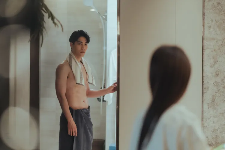 林子閎（左）露上半身不忘遮點。TVBS提供