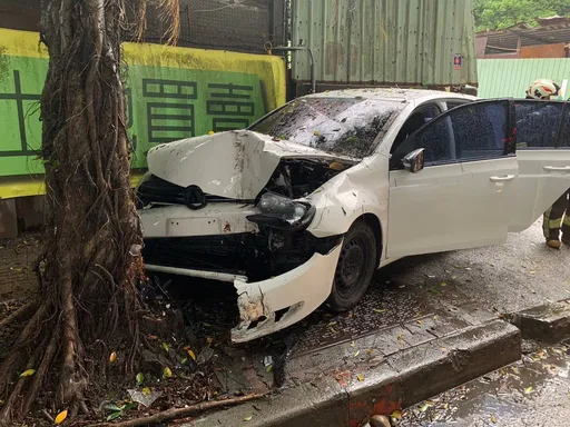土城女駕駛開上人行道猛撞行道樹　用路人驚呼！車頭全毀狂冒煙