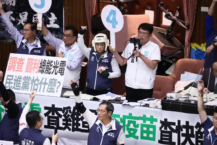 白委不甘示弱拿出大型號碼牌道具。彭欣偉攝