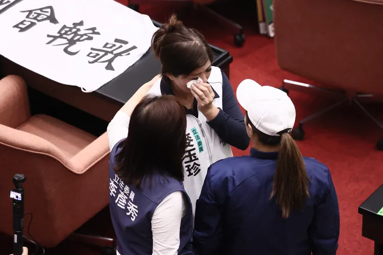 麥玉珍淚灑議場。彭欣偉攝