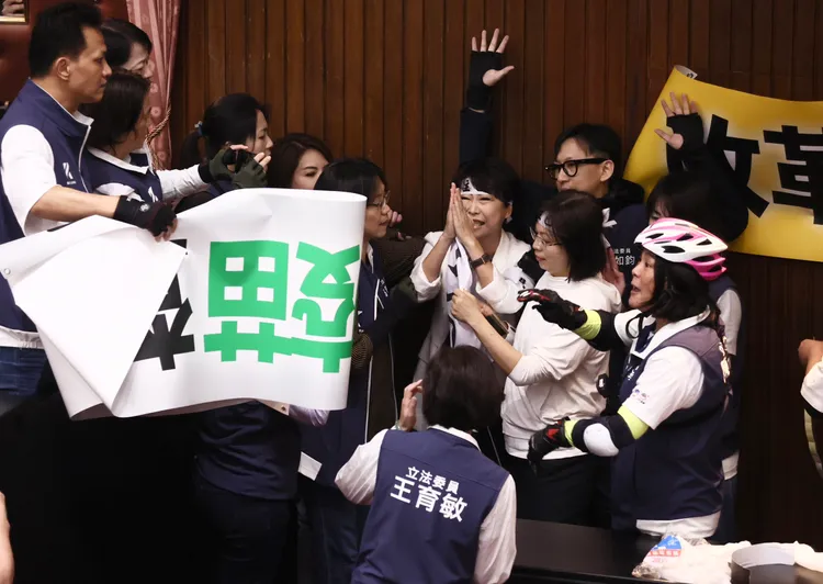 陳亭妃雙手合掌自保。彭欣偉攝